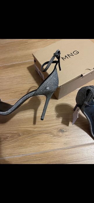 Сребърни сандали на ток Mango