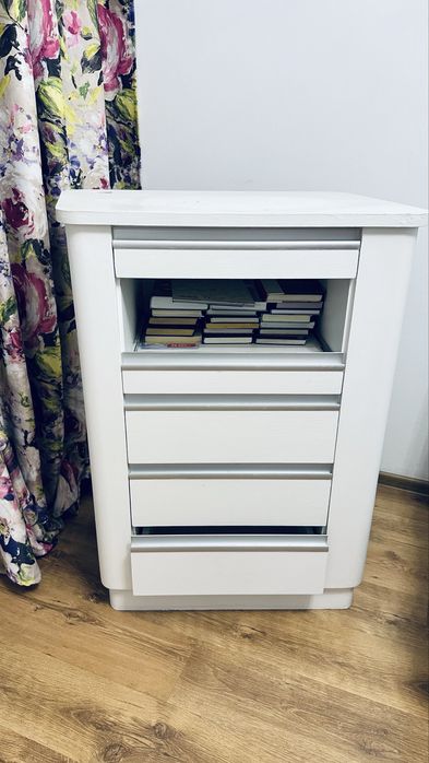 Раздвижной белый комод, с ручками.