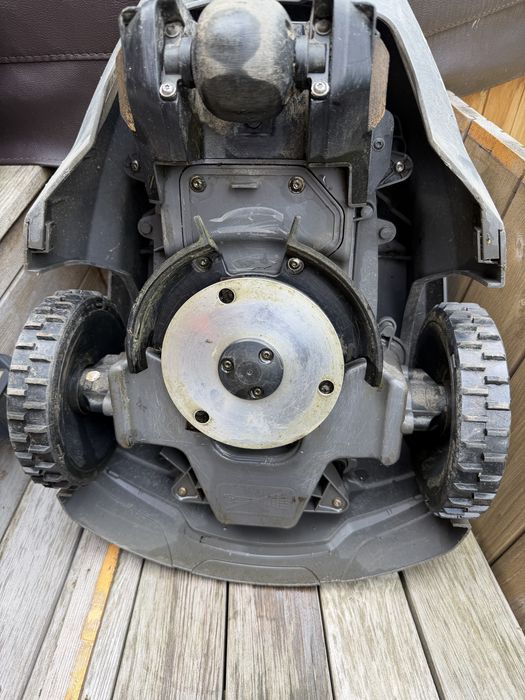 Husqvarna Automower 105 - a funcționat 2 sezoane, fără defecțiuni