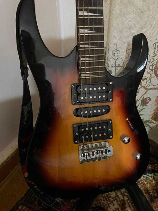 Электрогитара + комбоусилитель + педаль + аксессуары. Полный комплект!