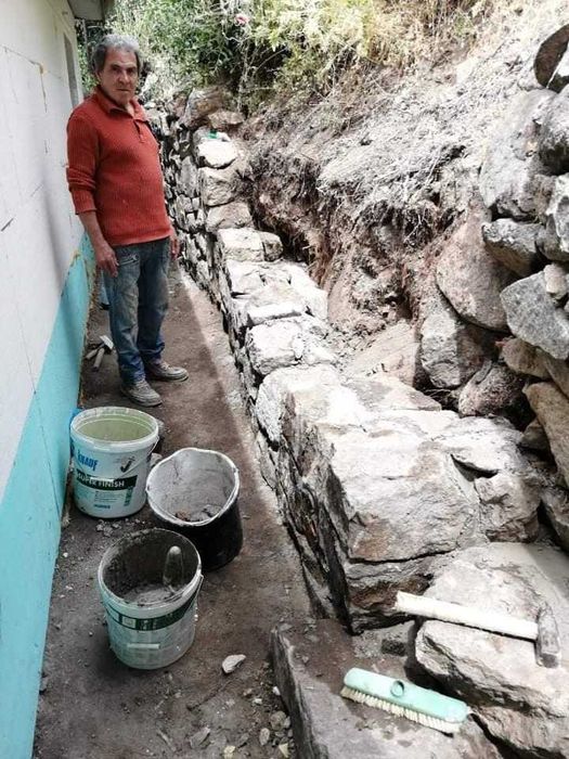 Каменна зидария на дувари фугиране с бяла и сива фуга