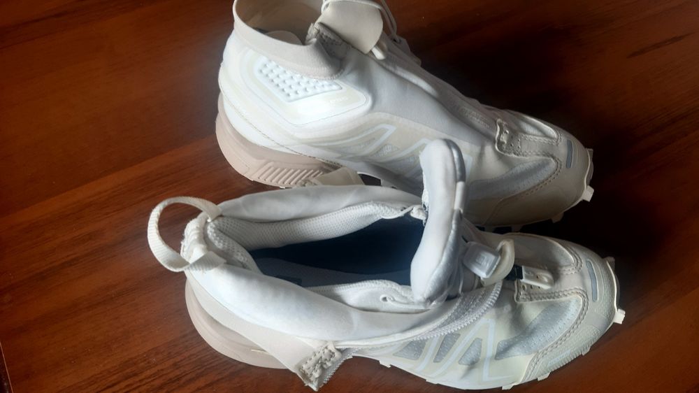 Хазирги уакытта кийетин кызлар красовкасы