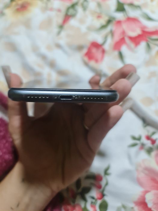 Vand iphone 11 PENTRU PIESE mentionez E STRICAT