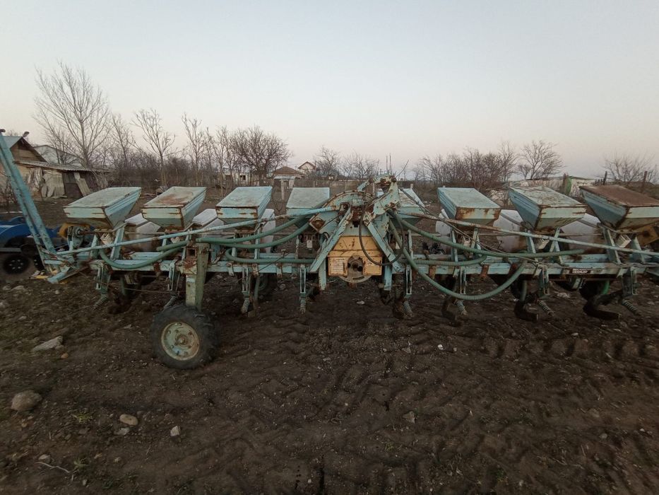 Semănătoare porumb cu fertilizare,8 randuri