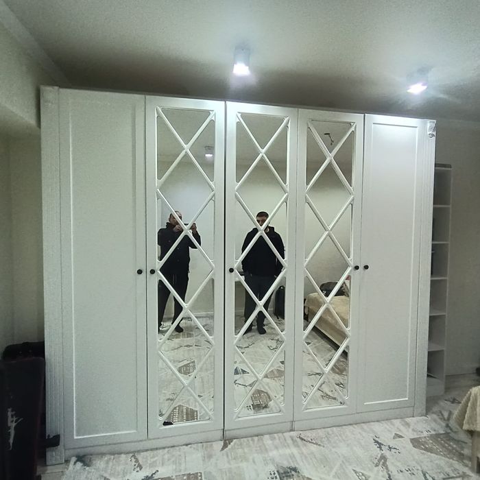 Шкаф очень красивый в хорошем состоянии.