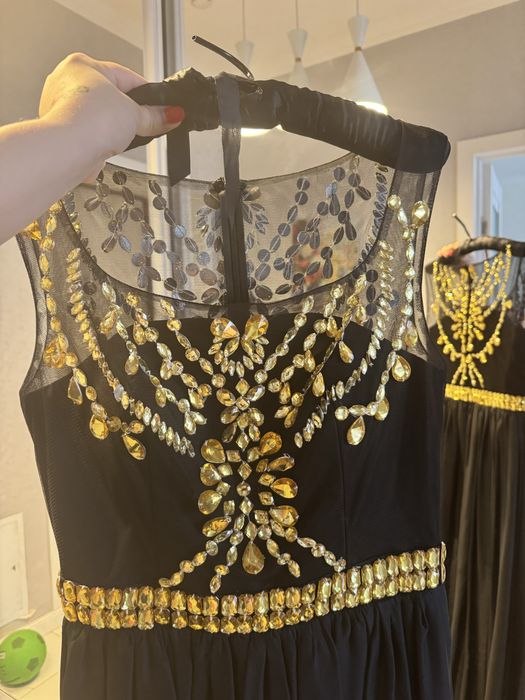 Продаю дизаинерское платье, со стразами