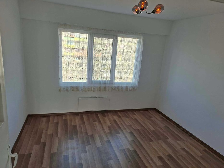 Продава четиристаен в Цветен квартал