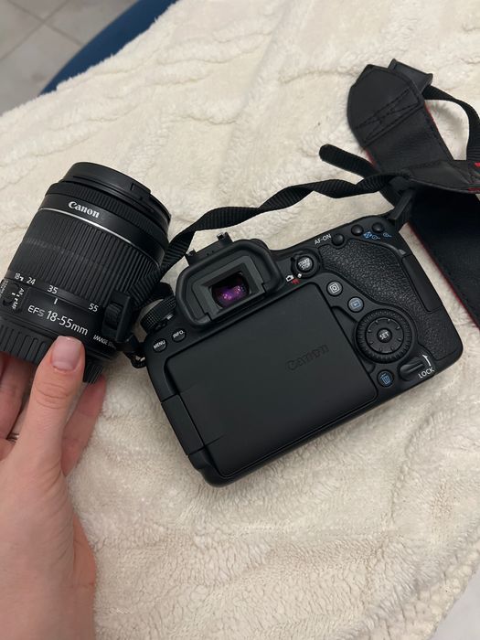 Aparat foto Canon 80D cu obiectiv 18-55mm