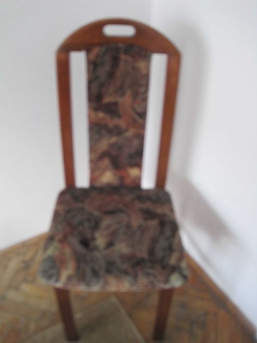 Продавам дървен стол с тапицерия