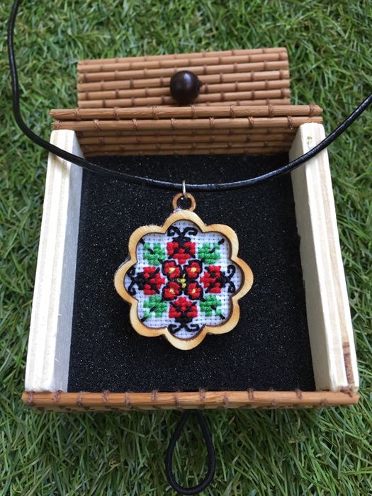 Ръчно бродирани бижута