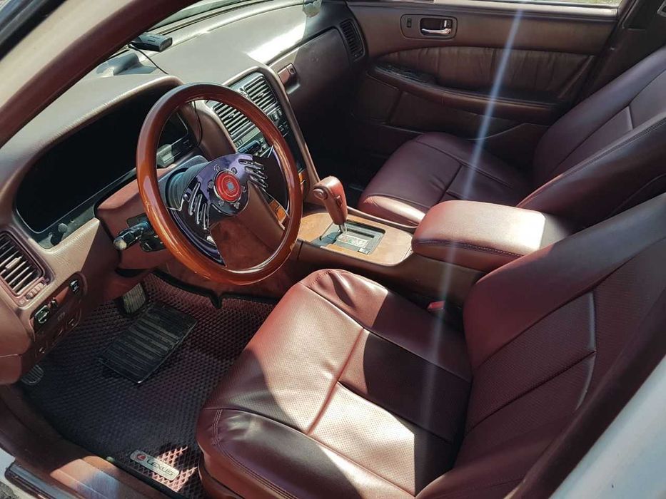 автомобиль Lexus LS400