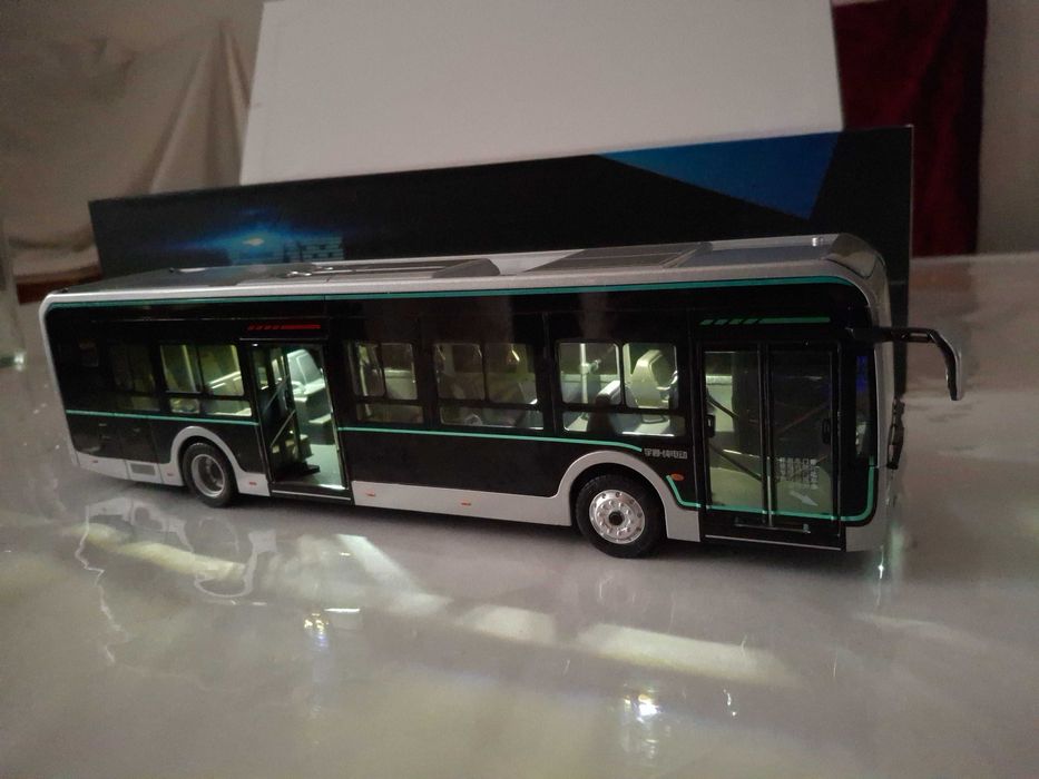 Модель автобуса Yutong U12 black King Kong 1:42