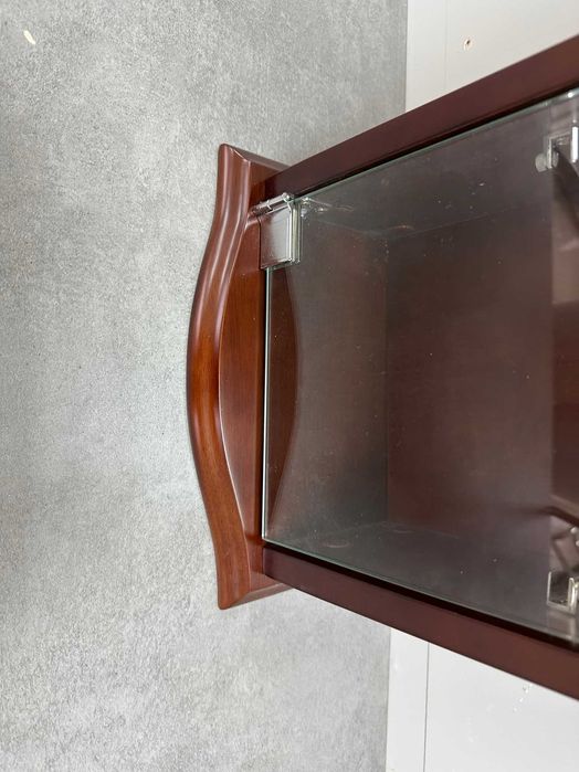 Малък кафяв шкаф със стъклена врата  с push бутон и хром панти