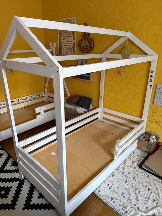 Две детских кровати (белые) с матрасами!