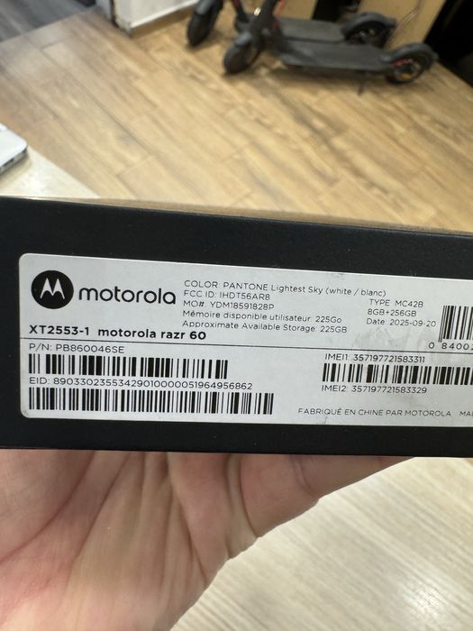 Telefon MOTOROLA Razr 60 5G, 256GB, 8GB RAM, Dual sim nou