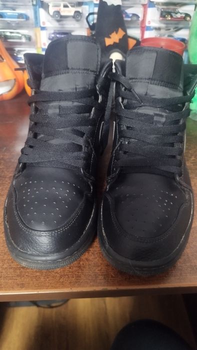 Jordan 1 mid triple black