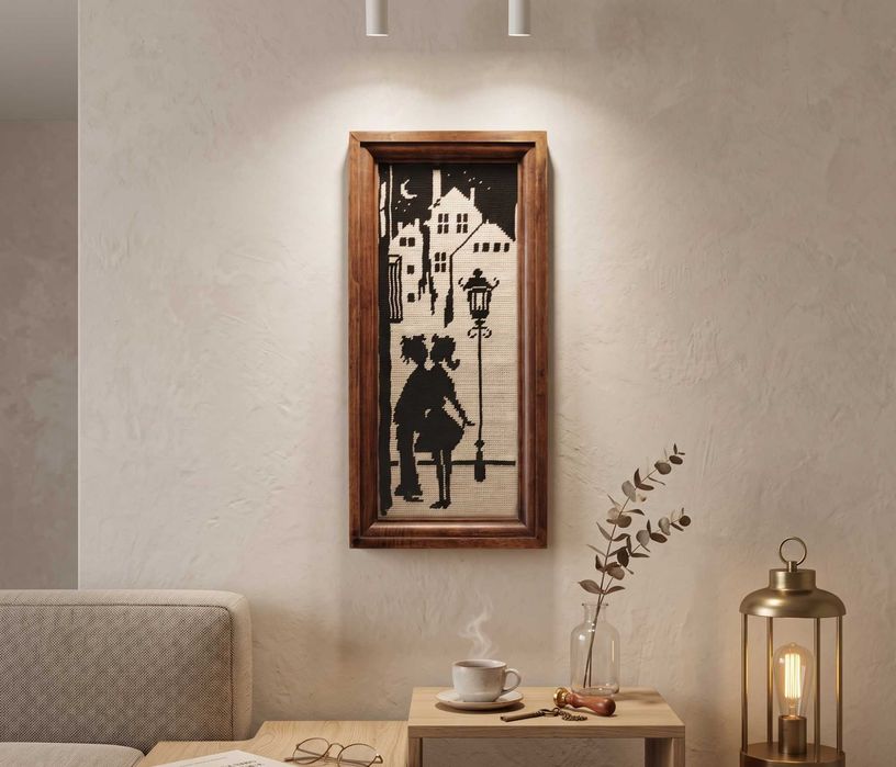 Tablou Goblen Înramat – Motiv Romantic Nocturn, Ramă Lemn Masiv (33 x 15.5 cm)