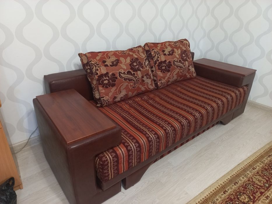 Диван с подушками и подлокотниками