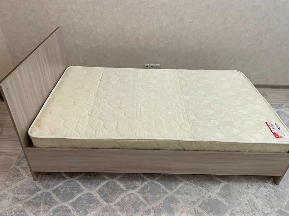 Продам кровать с матрасом