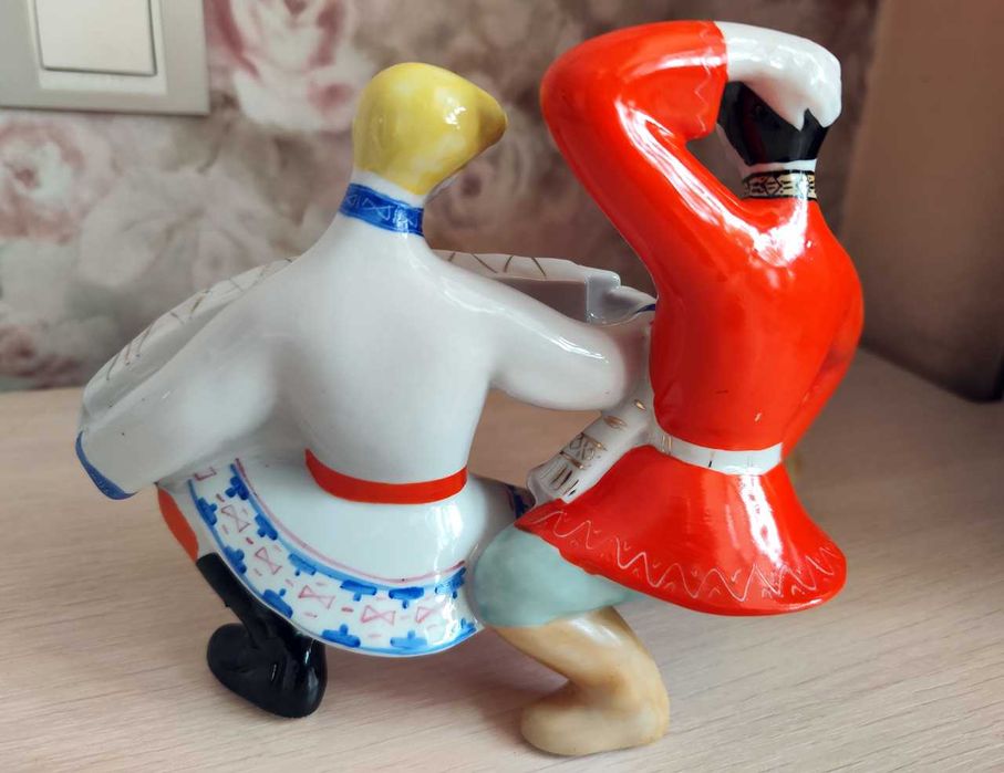 Фарфоровая статуэтка «Танец с гармошкой».