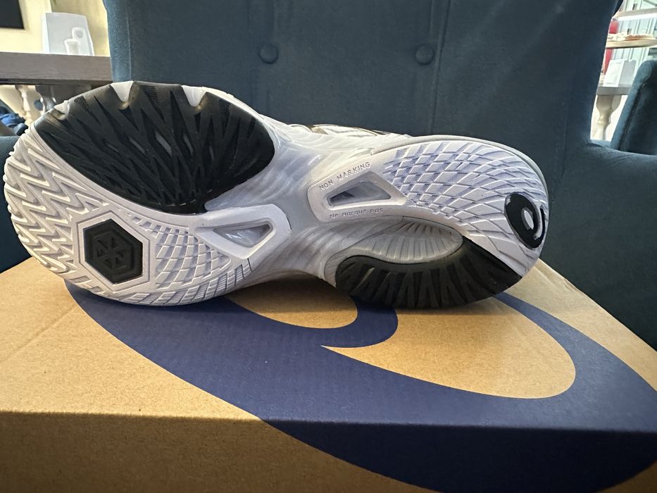 Продам кроссовки Asics