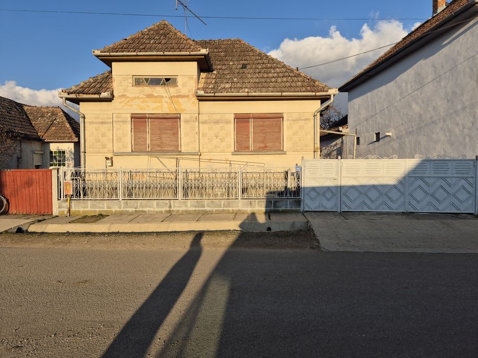 Vând casă in com.Adămuș(Crăiești)