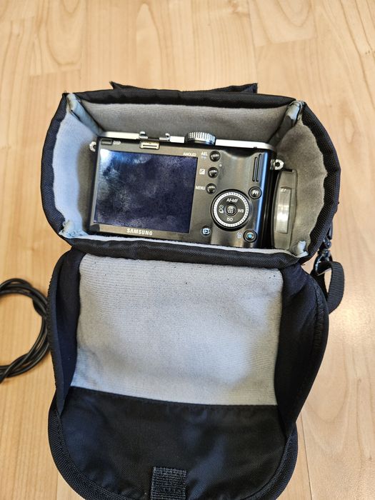 Samsung NX100 cu obiectiv 18-55mm