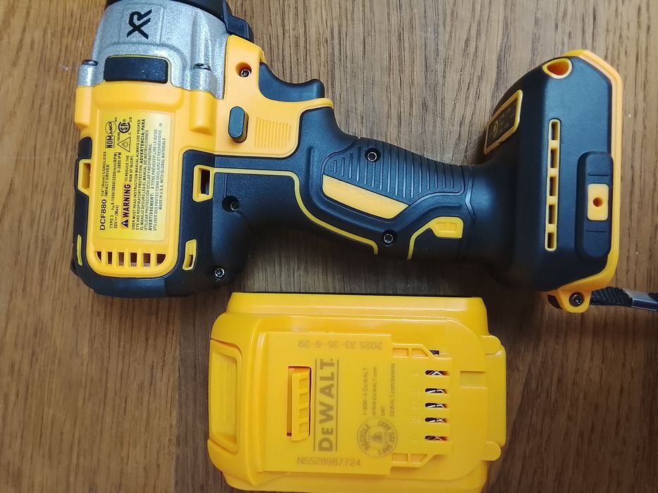 Impact pentru înșurubat DCF880 cu o baterie de 6a Nou
