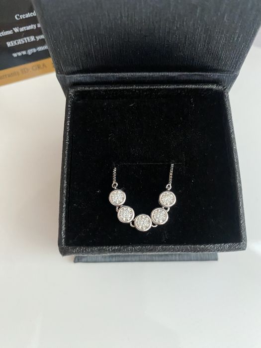 Сребърно колие с Мойсенит