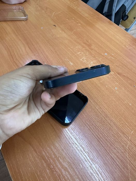 iPhone 13.