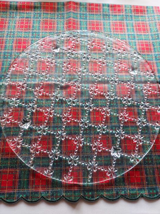 Изящна купа с капак и  красиви подноси