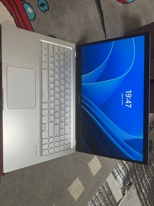 Noutbuk Asus sotilad