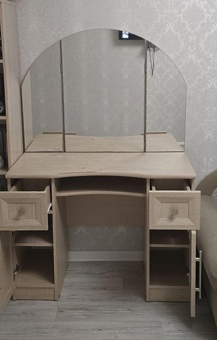 Туалетный столик с зеркалом