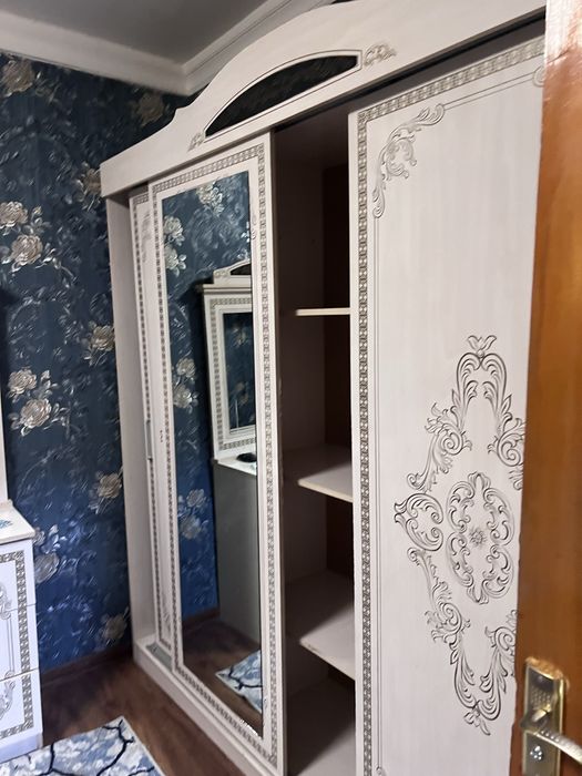 Продам старую мебель на метро Хамза