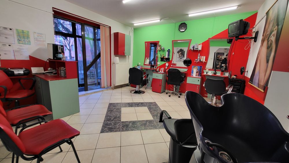 Vând spațiu comercial spitalul Județean. Funcționează ca salon co