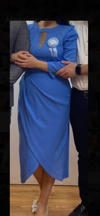 Голубое нарядное платье