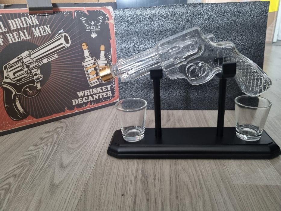 Set Decantor Whiskey Pistol 266 ml cu 2 Pahare de 50 ml si Stativ din