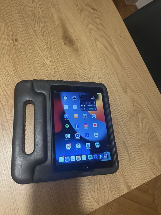 Ipad air 2 cellular 64 gb + подарък протектор за малко дете