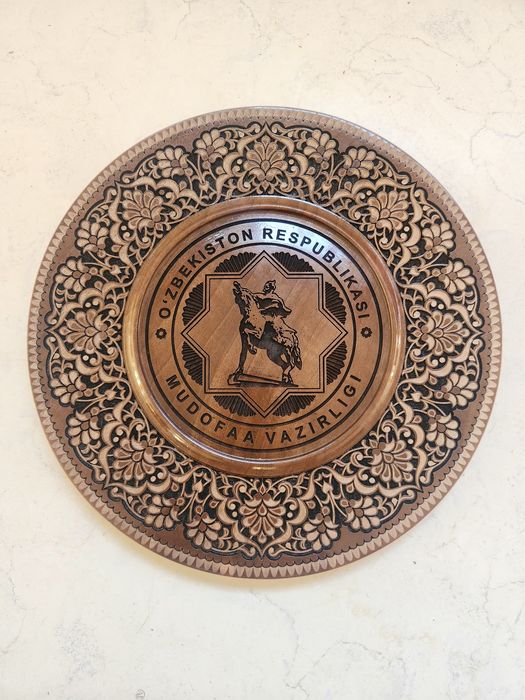 Suvenir: Yong'oq daraxtidan yasalgan SOAT lagan. Qo'l mehnati