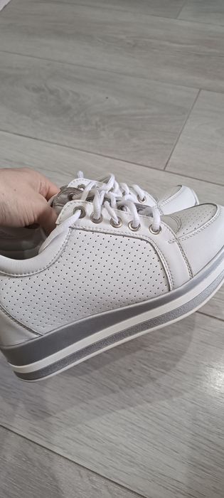 Продам кожаные кроссовки в отличном состоянии 35-36 размер