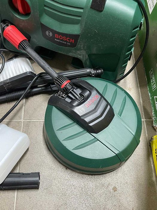 Aparat spalat cu presiune EasyAquatak 120 de la Bosch (1500 W, set pentru uz casnic și auto, 350 litri pe oră, în cutie)