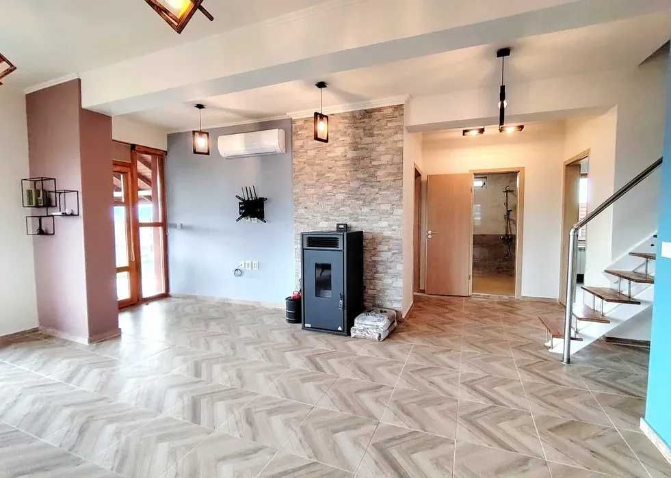 Двуетажна къща в Скутаре с гараж