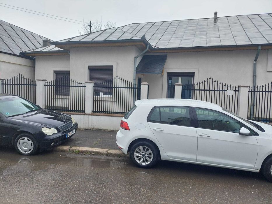 Închiriez studio la casă, cu curte și acces separat – Decebal 84, zona liniștită