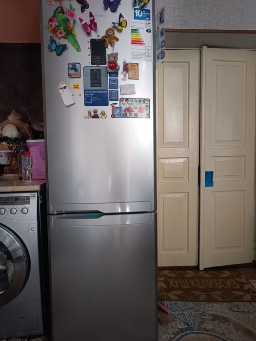 Продается холодильник  Samsung двухкамерный