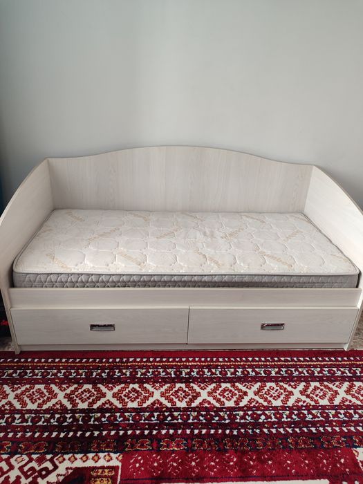 Кровать с матрасом.