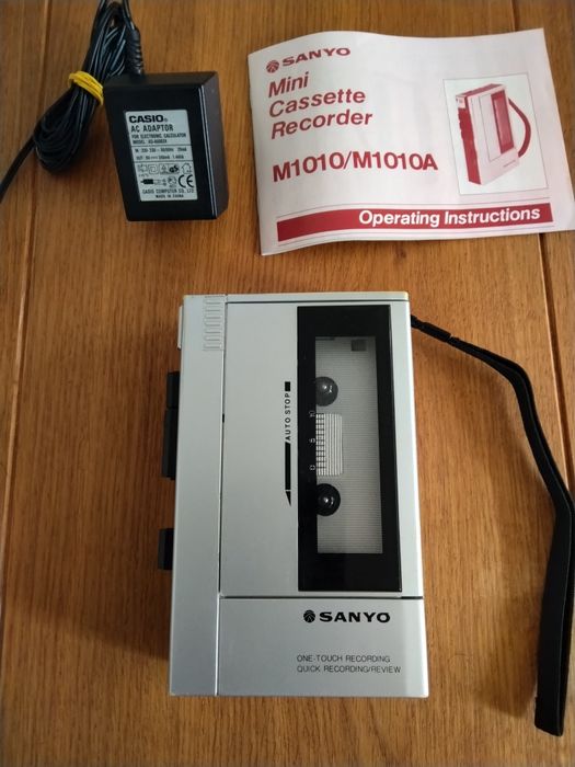Продавам малък винтидж преносим японски касетофон Sanyo M1010