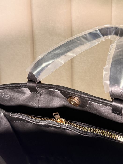 GUCCI – Geantă tote GG Supreme (negru/gri)