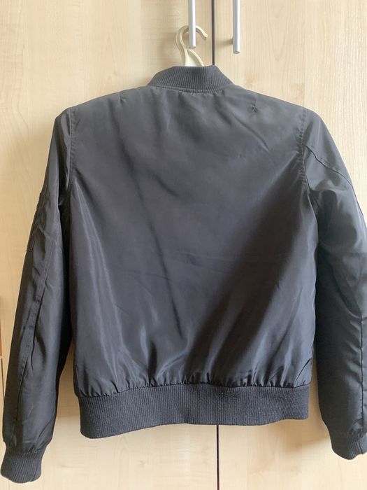 Продам бомбер осень-весна