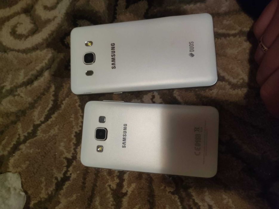 Два телефона Samsung в отлично състояние, подходящи за разговори