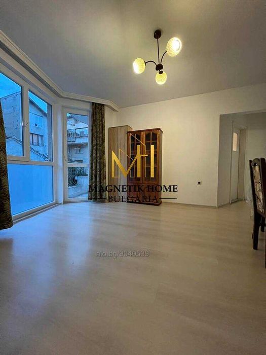 Двустаен апартамент със свободна зона за паркиране  в ж.к. Възраждане